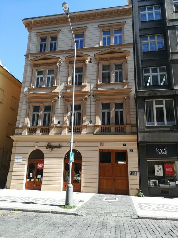 Family Duplex On Wenceslas Square Prague Exterior photo