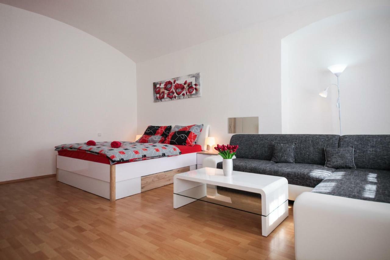 Family Duplex On Wenceslas Square Prague Exterior photo
