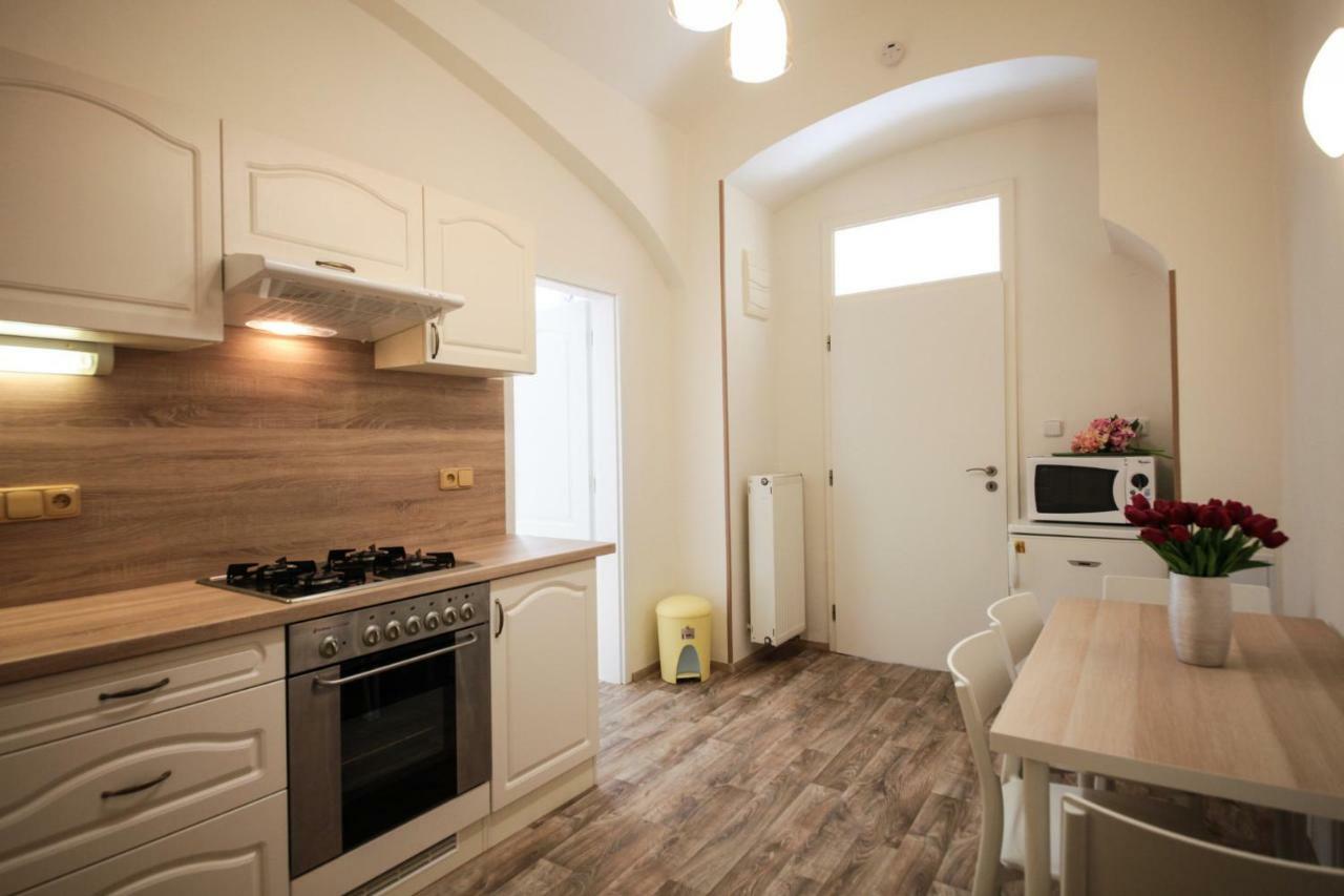 Family Duplex On Wenceslas Square Prague Exterior photo
