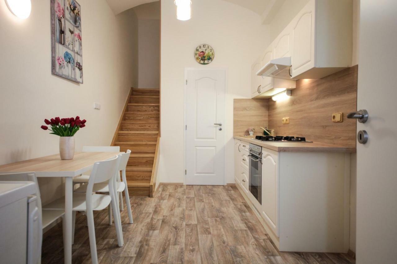 Family Duplex On Wenceslas Square Prague Exterior photo