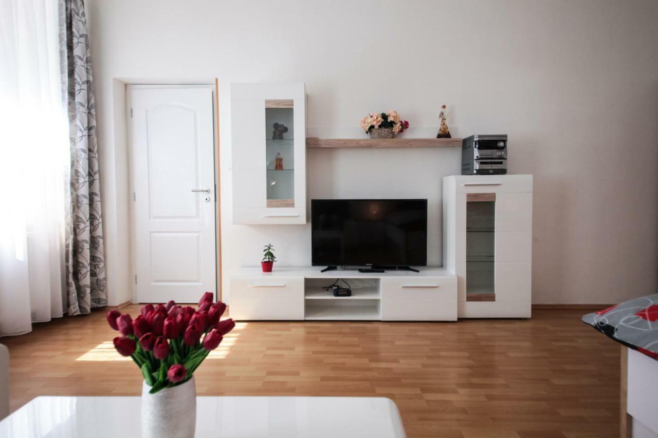 Family Duplex On Wenceslas Square Prague Exterior photo