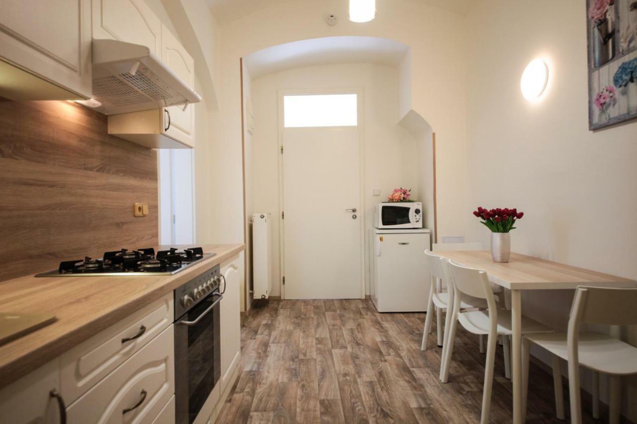 Family Duplex On Wenceslas Square Prague Exterior photo