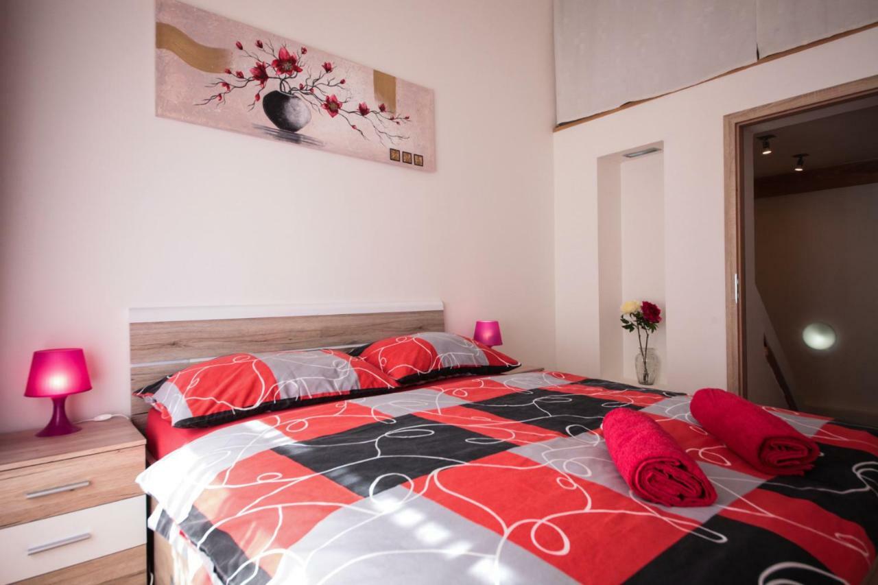 Family Duplex On Wenceslas Square Prague Exterior photo