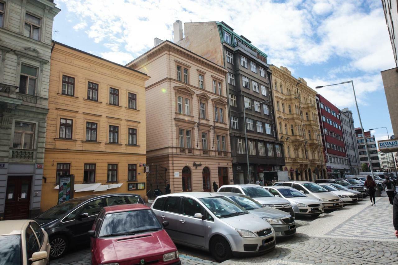 Family Duplex On Wenceslas Square Prague Exterior photo